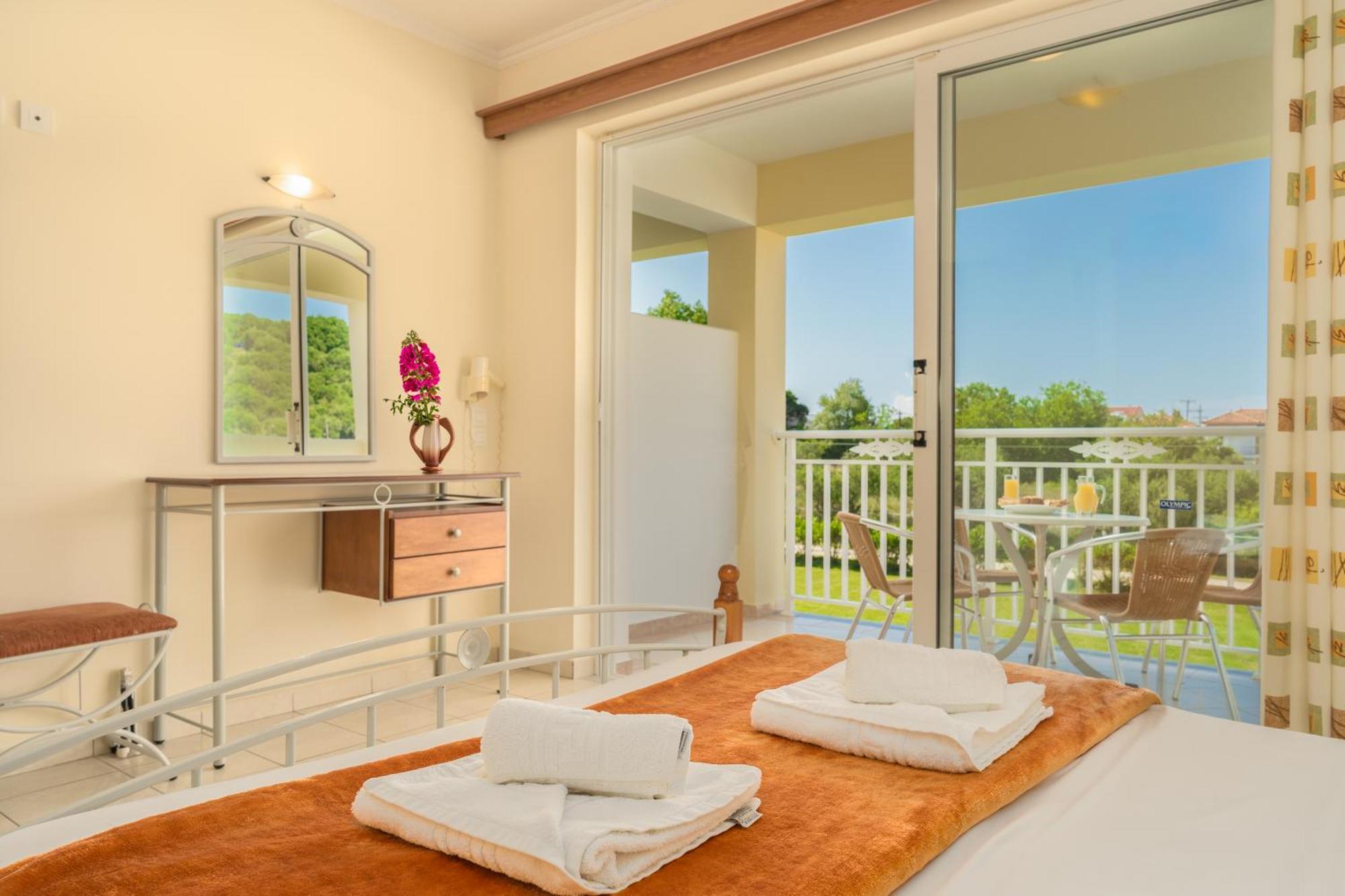 Manousis Aparthotel 蒂锡利维 外观 照片