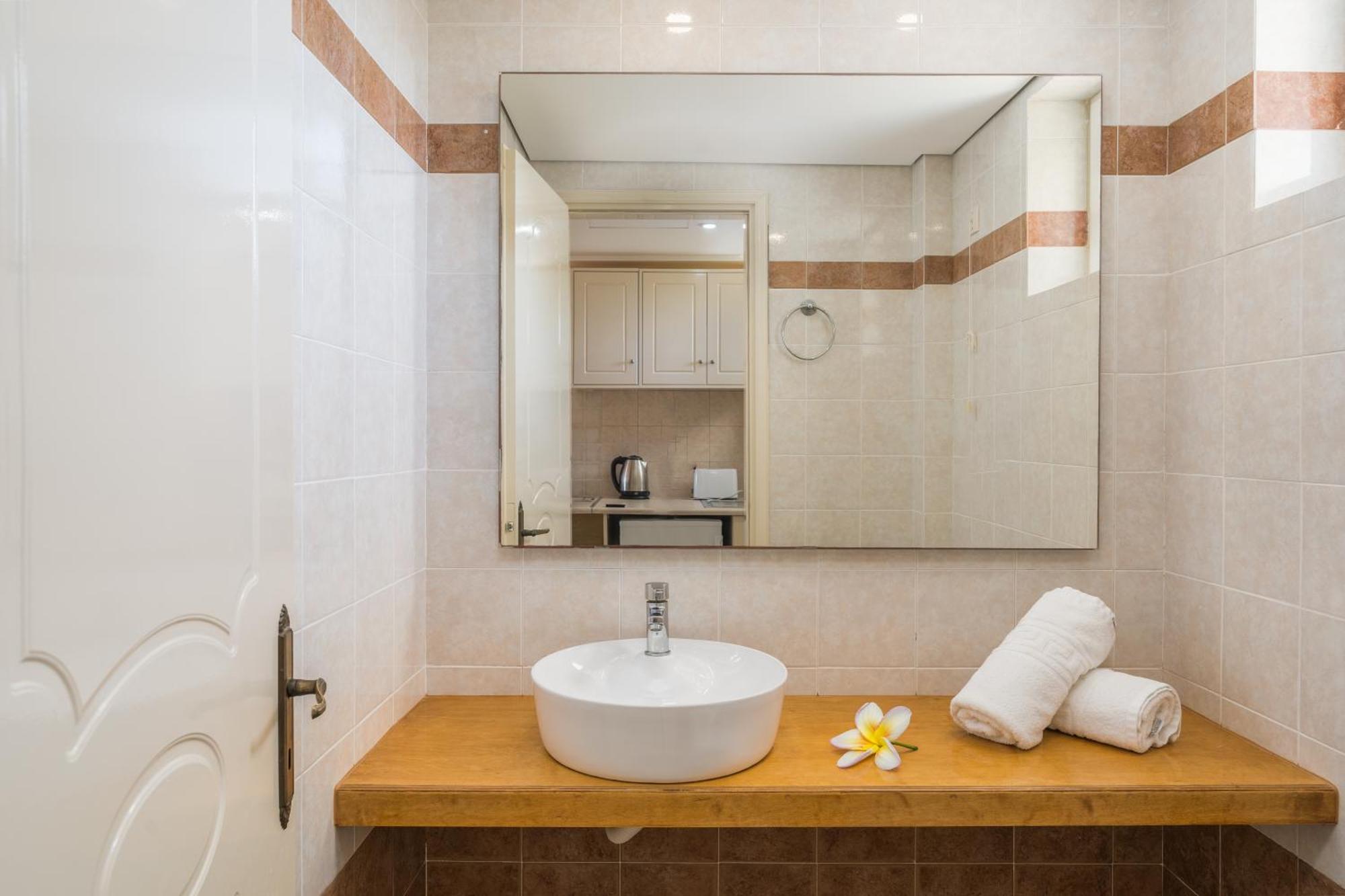 Manousis Aparthotel 蒂锡利维 外观 照片