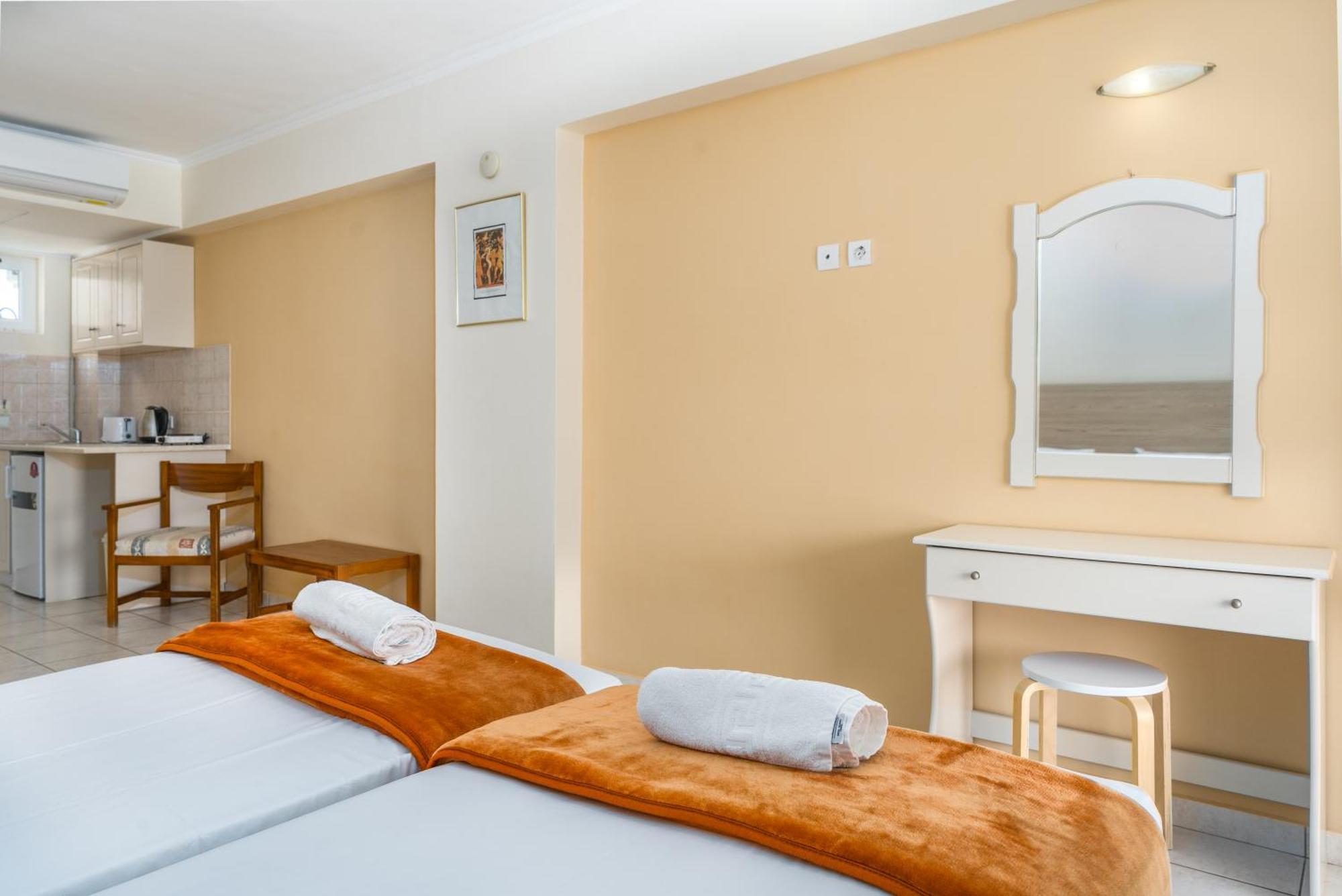 Manousis Aparthotel 蒂锡利维 外观 照片